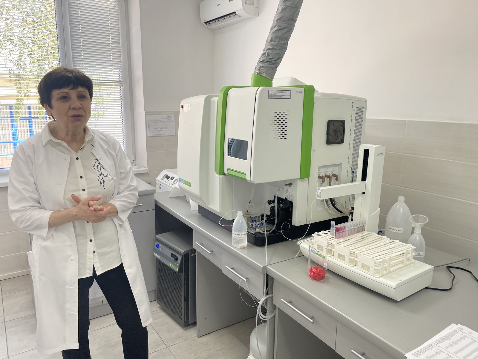 Керівниця лабораторії розповідає про спектрометр з індуктивно-зв'язаною плазмою